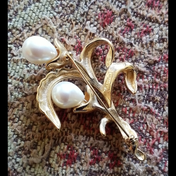 MONET Pearl Rhinestone Flower Brooch - Picture 11 of 16